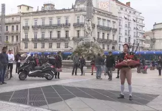 Qui relèvera ce "challenge de la bite" et comment va-t-il être perçu par l'opinion publique ? (Capture d'écran)