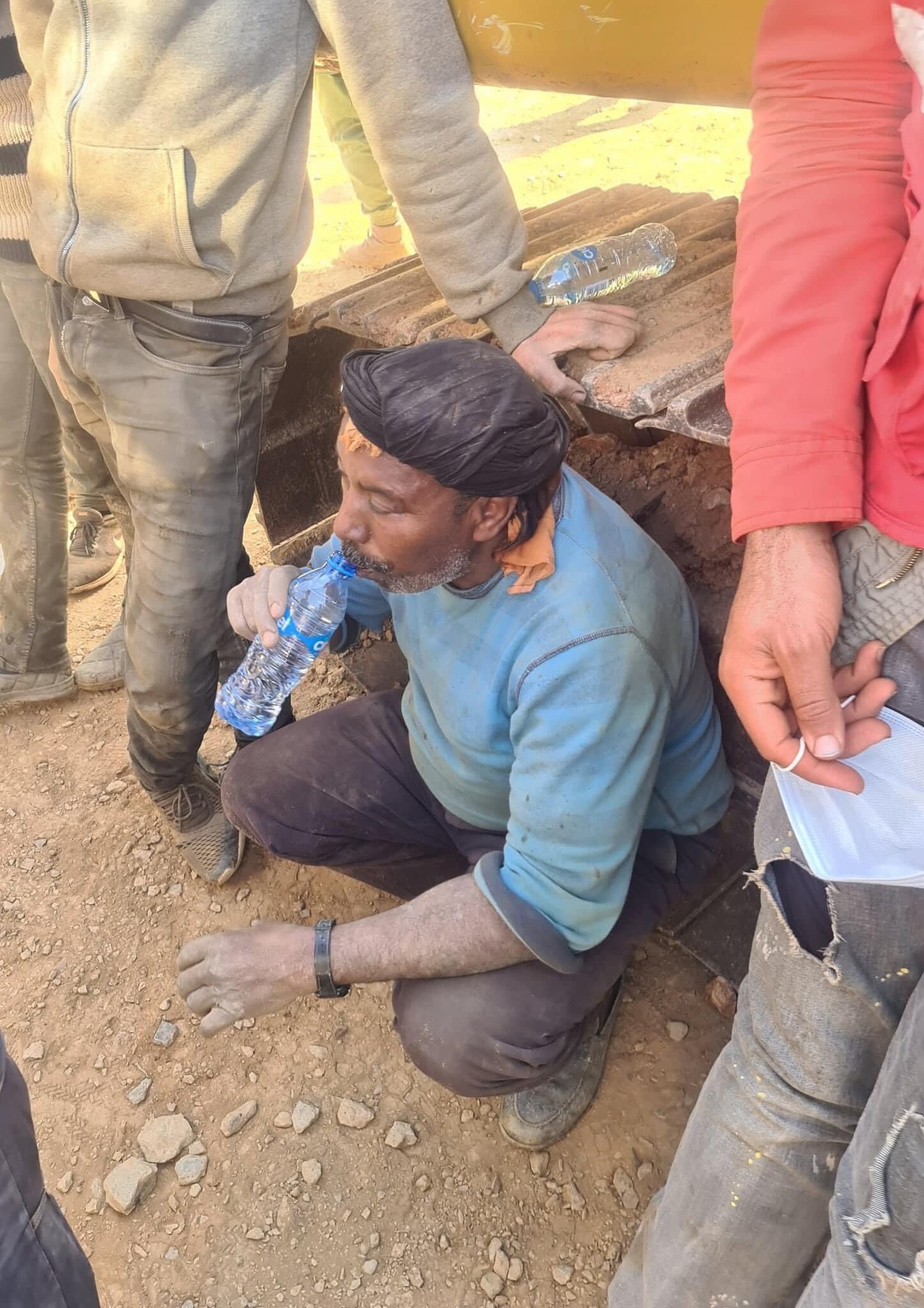 Ali le sahraoui , un volontaire, venu du sud du Maroc pour aider à creuser à mains nues afin d'extraire Ryan du puits. Son métier est de creuser des puits. Il a mis son expertise à la disposition des secouristes 