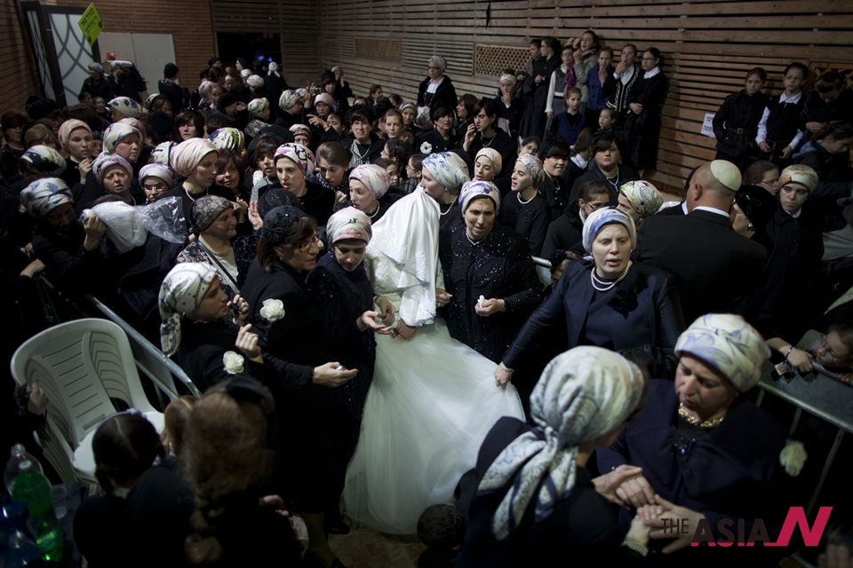 Israël: des juives ultra-orthodoxes brisent les tabous et se présentent aux...