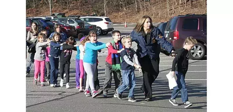 Des scènes d’enfants affolés se donnant la main et courant vers des bus scolaires pour être évacués (DR)