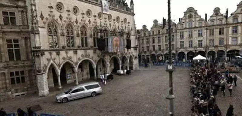 France : le dernier hommage à Dominique Bernard, sur la place des Héros à Arras 