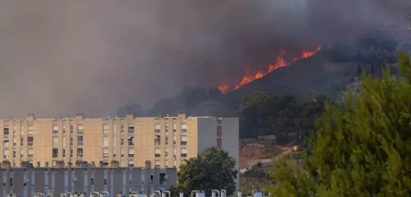 Marseille en alerte : incendie géant et persistant dans les quartiers Nord de la ville  Mardi 8 juillet, alors que le mercure grimpait au-dessus des normes estivales, un incendie d’une ampleur rare s’est déclaré aux portes nord de Marseille, marquant une journée de grande tension. À 11 h, un véhicule embrasé près de l’autoroute A552, entre Pennes-Mirabeau et Marseille, déclenche la catastrophe. En quelques minutes, le feu, attisé par un mistral violent soufflant jusqu’à 90 km/h, s’étend sur la végétation sè