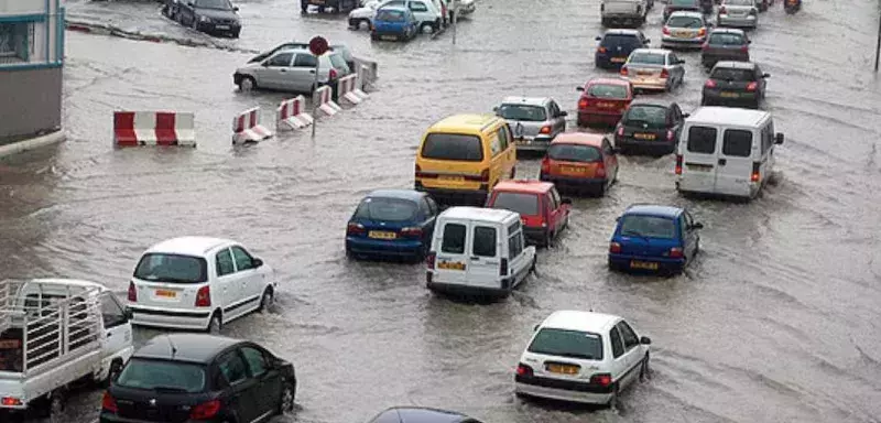 Surpris par la montée des eaux dans leur voiture 