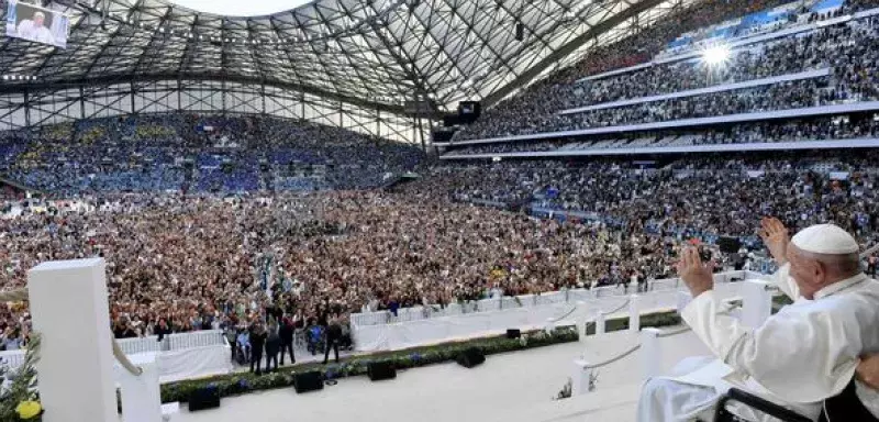 La messe a été précédée par des chants et un discours de l'humoriste Gad El Maleh