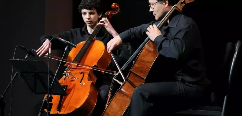 Légende : Le jeune violoncelliste Joël Geniet, ici aux côtés de son professeur, Cyrille Tricoire, lors de la Convention de la Caisse d’Epargne Languedoc-Roussillon, organisée le 14 mai dernier, à l’Opéra Comédie de Montpellier. Crédits Photo : Éric Durand.