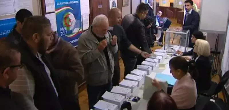 Les Algériens résidant à l'étranger ont commencé à voter le 29 avril pour choisir leurs huit députés... (France 3)