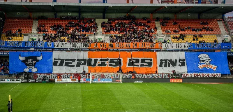 Quatre tifos ont été réalisés pour les 25 ans de la Butte Paillade 91 et Médiaterranée était en direct live vidéo de l'ambiance ! (© Loraine Portal)