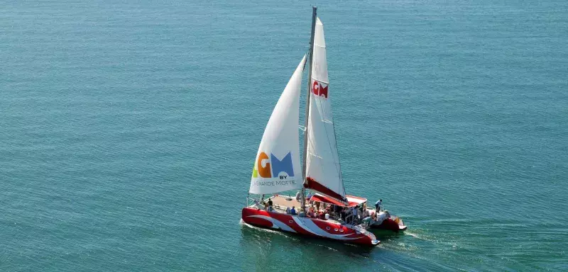 Montez à bord du catamaran Lucile pour élire le meilleur chef cuistot qui aura su allier les saveurs de la Méditerranée à celles de l'Asie !