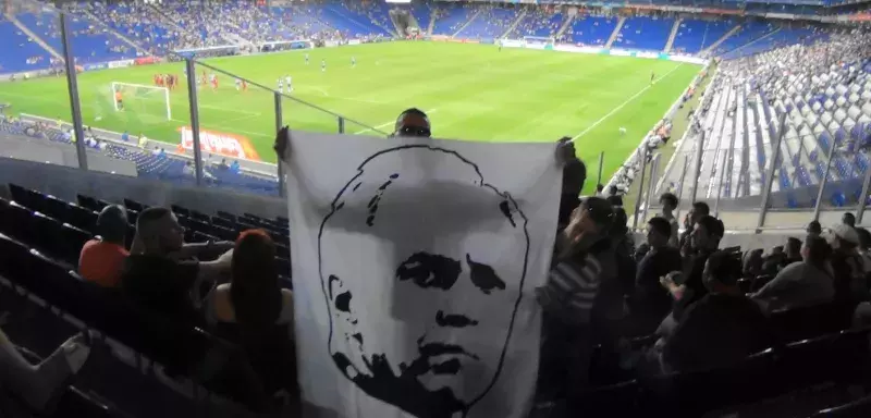 Une centaine de supporters a chanté pour René Girard, ce matin, à l'entraînement du MHSC qui joue à Nice demain. (Capture d'écran de Los Paillados - Facebook)