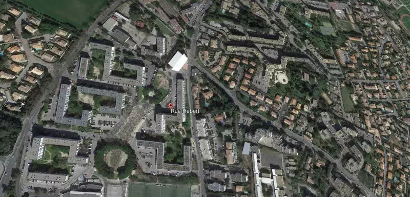 C’est la toute petite haie Pyracantha de moins d'un mètre de haut qui a amorti la terrible chute de la fillette, rue Hebert, à Montpellier, dans l'Hérault. (© Google Earth)