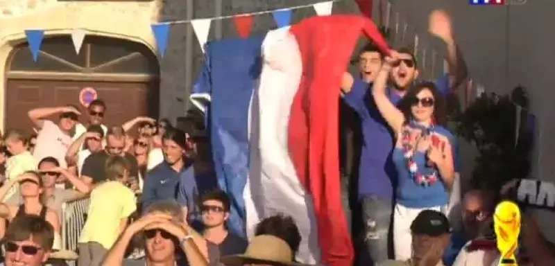 Dans tout l'hexagone, l’Équipe de France a fait rêver ses supporters, comme ici à Mireval, dans l'Hérault. (© TF1)
