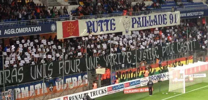 Le tifo brandi ce soir à La Mosson par les supporters ultras de Montpellier, suite au mouvement général de solidarité manifesté pour Casti.