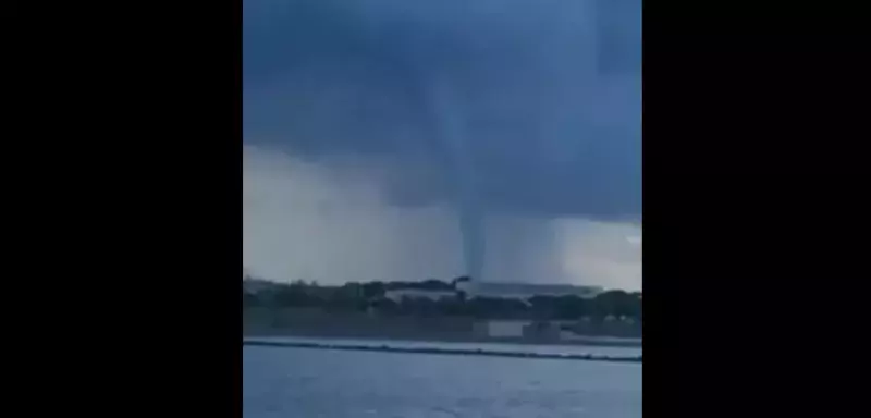 « C’est une trombe marine parce que l’on voit bien le tuba dans l’eau, au fond de la photo, en mer, explique Paul Marquis de La Météo du 13 qui nous présente aussi trois autres phénomènes observés ce matin en Camarque ! (© Moun Ette/Facebook)