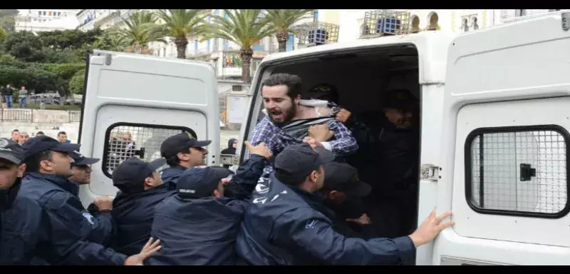 les manifestants anti-schistes violemment embarqués... (DR)