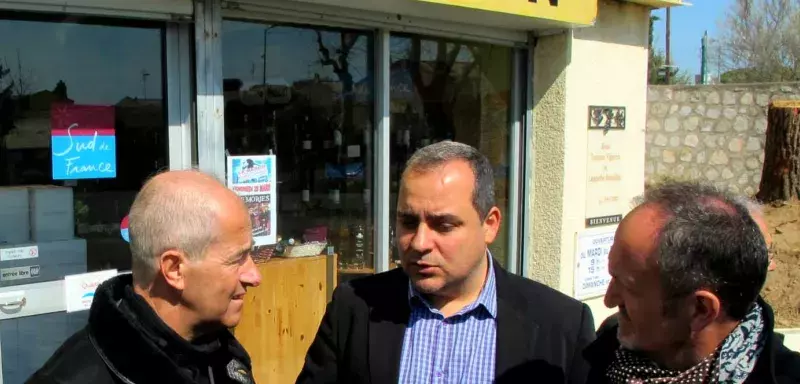 Christian Bourquin et Hussein Bourgi au côté de Christophe Durand, lors de leur visite à Mireval, pour la campagne des élections municipales 2014. (© R.H)