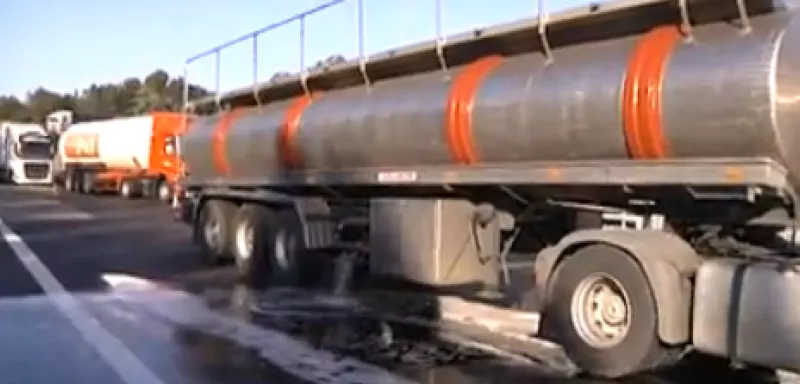 Le contenu d'une citerne a été entièrement vidé sur la chaussée. La circulation sur l'autoroute dans le sens Montpellier Nîmes a été perturbée une partie de la matinée. (Capture d'écran TVSUD)