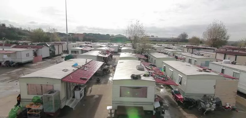 DR - Stefano Liberti et Enrico Parenti ont filmé le quotidien des Roms, originaires d'ex-Yougoslavie et de Roumanie, tels qu'ils sont parqués dans des containers aux environs de Rome