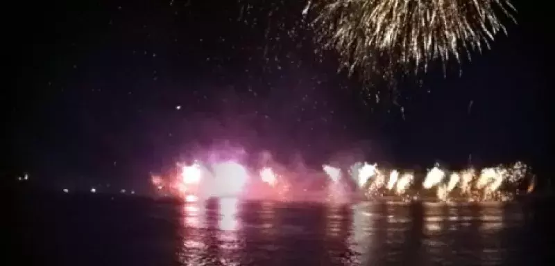 le froid n'a pas dissuadé les habitants de la ville d'Arles et les nombreux visiteurs étrangers venus contempler le spectacle pyrotechnique... (DR) 