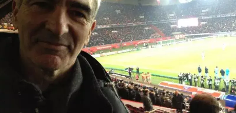 Sur son compte Twitter Raymond Domenech, ici dans les gradins du Parc des Princes, ne commente pas pour l'instant l'appel du pied de Louis Nicollin. (Capture d'écran)