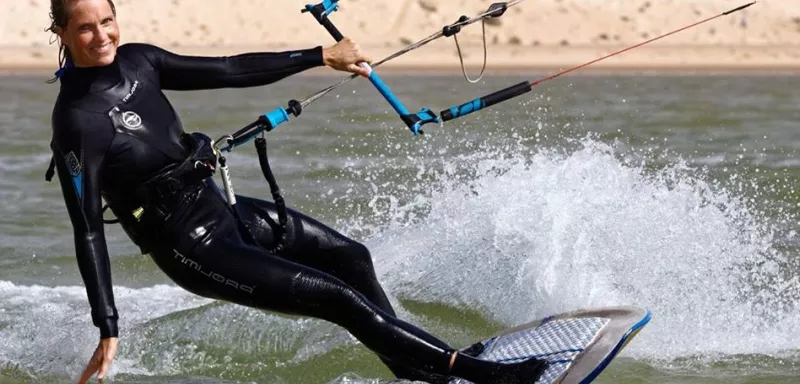 elle va tenter d'établir le record de la traversée de la méditerranée en Kitesurf. Inédit. Jamais fait, ni même par un homme