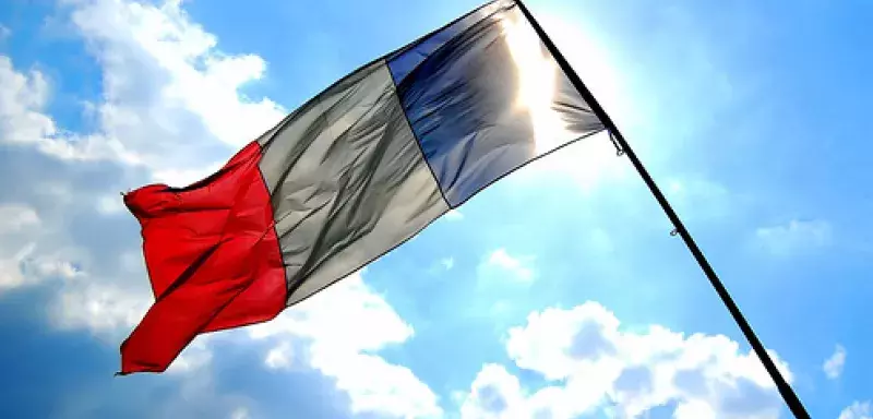 Le drapeau bleu, blanc, rouge n'a que rarement été l'occasion de tant de déchirements dans la représentation des idées politiques... (DR)