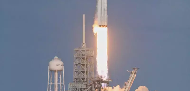 C’est tout ce dont on pouvait rêver pour un vol d’essai. La fusée Falcon Heavy décolle sans encombre