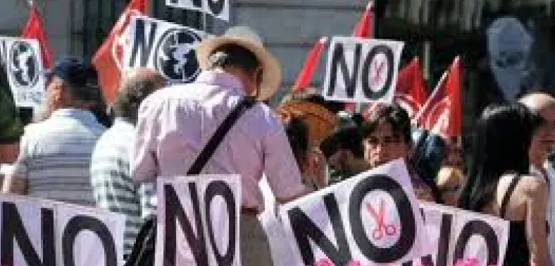 Les fonctionnaires, tous corps confondus, ont manifesté leur colère contre le plan de rigueur du gouvernement de droite (DR)