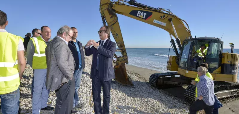 François Commeinhes, le président de Thau Agglo, sur le chantier du lido dont la première tranche, découpée en plusieurs séquences, sera achevée en décembre 2015. (© Thau Agglo)