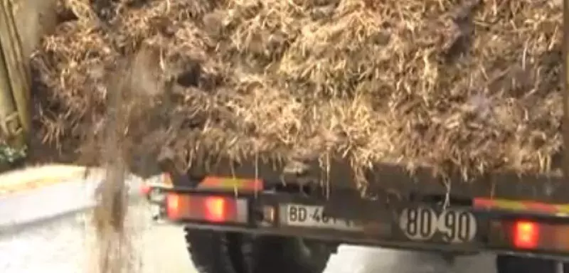 Un camion benne a déversé 12 tonnes de fumier devant la préfecture gardoise.