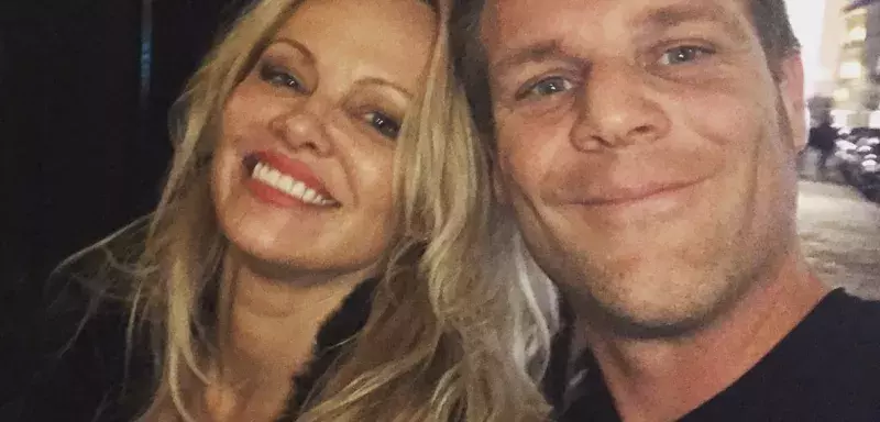 Gaillard, avec Pamela, sur Twitter avant de s'enfermer dans une cage avec elle : "J'refuse jamais la photo à une groupie. #PamelaAnderson #ForTheAnimals #ToBeContinued". (© NQTV)