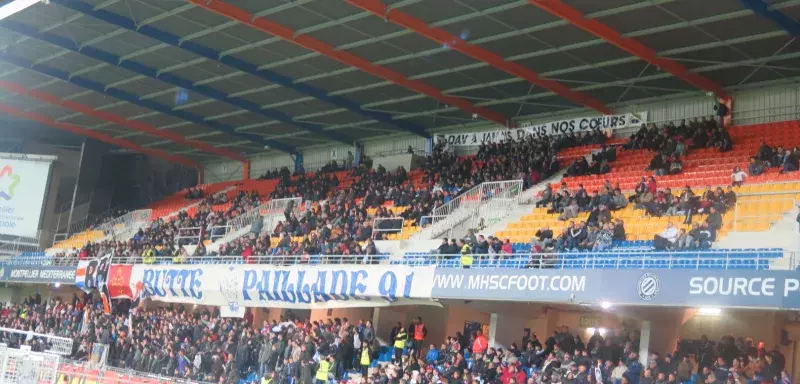 Les deux équipes ont procédé à une minute de silence en hommage à David, supporter de 25 ans qui avait fait le déplacement depuis l’Aveyron et plusieurs banderoles ont été réalisées par les supporters, à l’image de celle-ci de la Butte Paillade : "Dav à jamais dans nos cœurs". (© N.E)