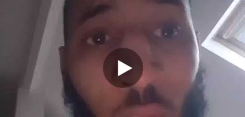 Dans sa vidéo publiée sur Facebook puis enfin supprimée par le réseau social, Larossi Abballa commence par prêter allégeance à Abu Bakr al Bagdadi, porte-parole de l’EI, et appelle à multiplier les actions terroristes contre les policiers, les rappeurs, les journalistes, en énumérant une longue liste de noms. (Capture d'écran David Thomson/Twitter)