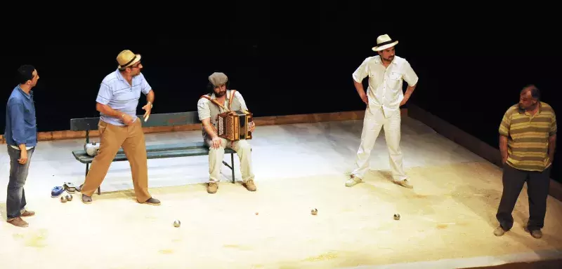 En scène, sur un boulodrome grandeur nature, quatre joueurs au cours d’une partie de pétanque haute en couleurs et au verbe fort : avec un rapatrié d’Algérie, un français de l’immigration algérienne, un Provençal « de souche » et  un Parisien fraîchement arrivé en Provence