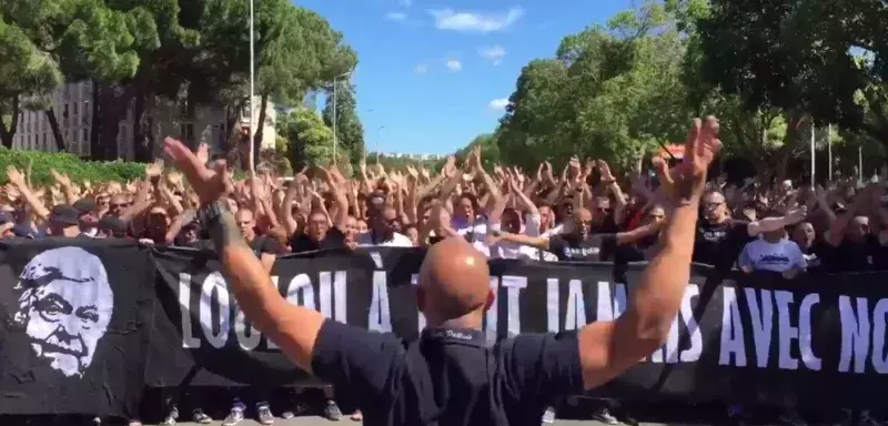 La Mosson a vibré au son de "ici, c'est la Paillade" sur fond de fumigène de couleurs orange et bleu pour rendre hommage à Louis Nicollin, fondateur du MHSC. (Capture d'écran France Bleu)