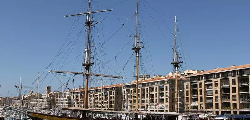 Le Marseillois était un bateau-restaurant amarré sur le Vieux-Port depuis une vingtaine d’années. (Okki / Wikimedia)