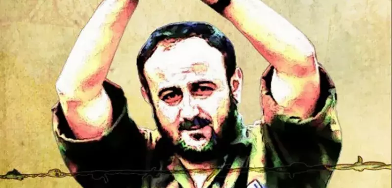 Marwan Barghouti menotté, en tenue de bagnard, et bras levés en signe de victoire... (DR)