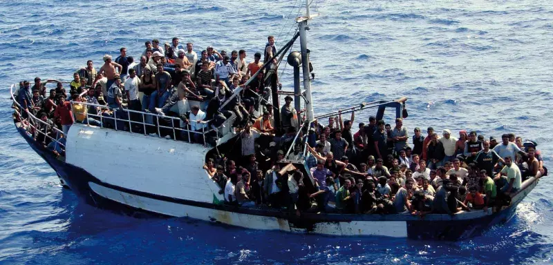 l'embarcation à la dérive avait croisé plusieurs bateaux et un hélicoptère leur avait même lancé des biscuits et de l'eau... (Marine Nationale)