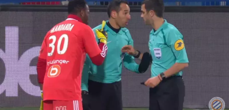 Ce qui choque le plus, c’est que le gardien de l’OM, Mandanda, trompé par deux fois dans ses cages, fasse du lobbyng auprès des deux arbitres en discussion pour au final obtenir le résultat que l’on sait : l’annulation du deuxième but de Montpellier. (Capture d'écran MHSC/Dailymotion)