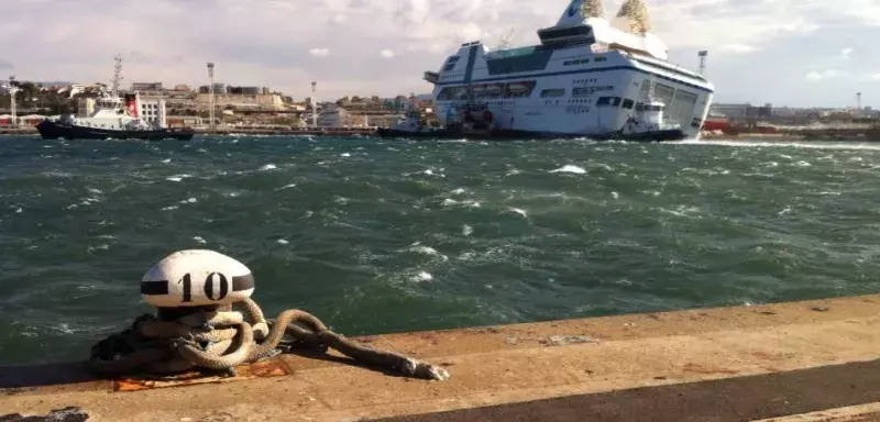 Les amarres du Napoléon Bonaparte ont lâché avant que le navire en cours de maintenance ne percute le quai d'en face. (© Philippe Pujol)