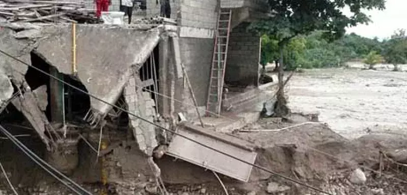 Matthew a découpé les paysages, brisé des ponts, défoncé et inondé des routes, éventré des bâtisses... (DR)