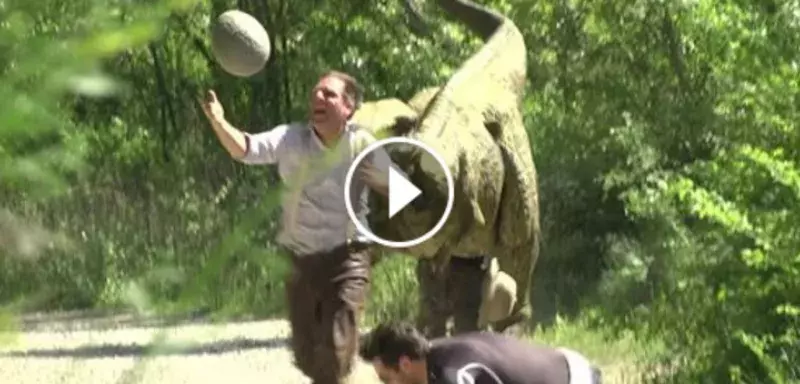 Pour Pâques 2017, Rémi Gaillard a surpris un joggeur en s'enfuyant avec un gros œuf de dinosaure, ancêtre de nos oiseaux pondeurs d'œufs en chocolat avec un vélociraptor plus vrai que nature à ses basques.