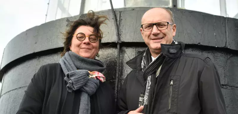 Agnès Langevine et Robert Crauste, en haut du phare de l'Espiguette destiné à être ouvert au public d'ici deux ans. (DR)