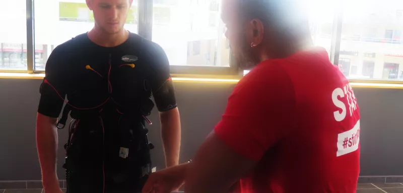 Le champion de boxe thaï Jimmy Vienot en mode électro-stimulation avec le coach Jo de Stim Wave. (© Nicolas Ethève)