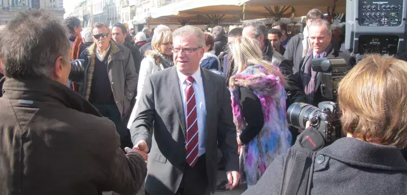 A l'issue de sa déclaration de candidat à la candidature socialiste pour les municipales de 2014, Jean-Pierre Moure a salué les Montpelliérains présents jusque sur la Place de la Comédie. (© N.E) 