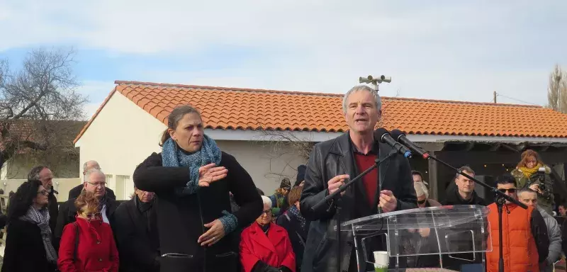 Pierre Bouldoire a souhaité à toutes et tous une excellente santé, mais dans toutes ses dimensions, physiques et morales, avec une traductrice du language des signes. (© Nicolas Ethève)