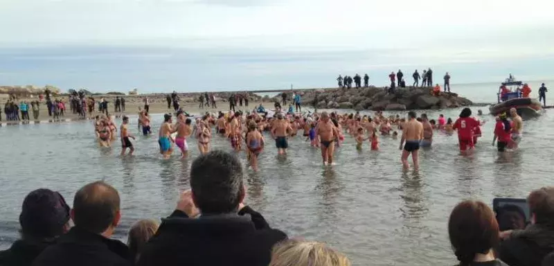 Déguisés ou en maillots de plage, les courageux baigneurs ont sauté à l’eau sous l’œil des spectateurs chaudement vêtus. (© N.G) 