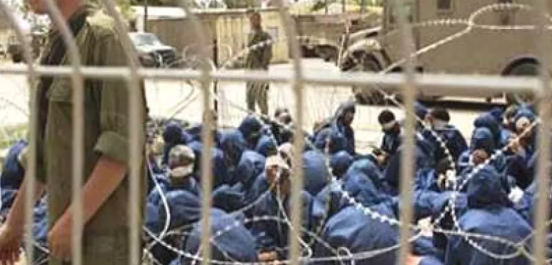 Un tiers des 4 700 prisonniers palestiniens détenus dans les prisons israéliennes ont observé une longue grève de la faim au printemps 2012 pour dénoncer l’acharnement... (DR)