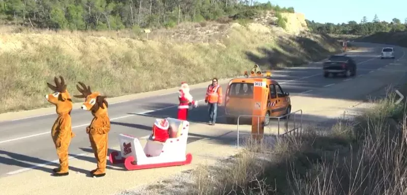 Ça commence au bord d’une route départementale avec un panneau "attention biches", puis ça se poursuit avec un traineau de rennes près d’une borne SOS de l’autoroute, avant de finir entre deux gendarmes qui ne peuvent apprécier le cadeau posé sur le radar automatique… 