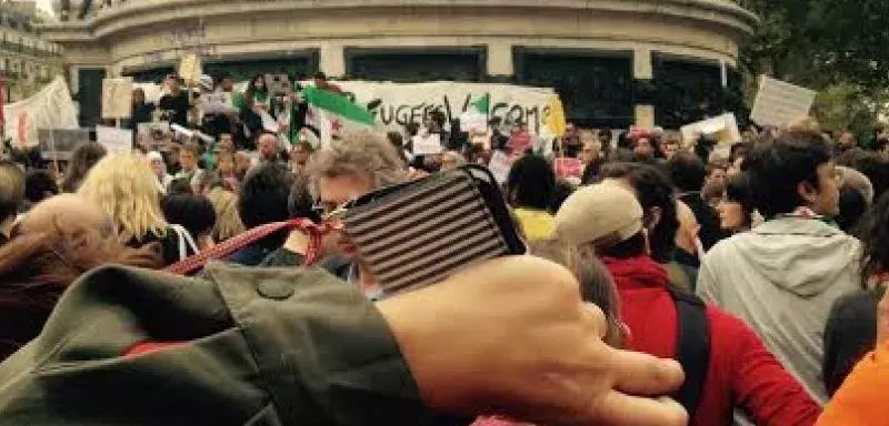 plusieurs milliers de personnes rasssemblées Place de la République à Paris... (N.T)