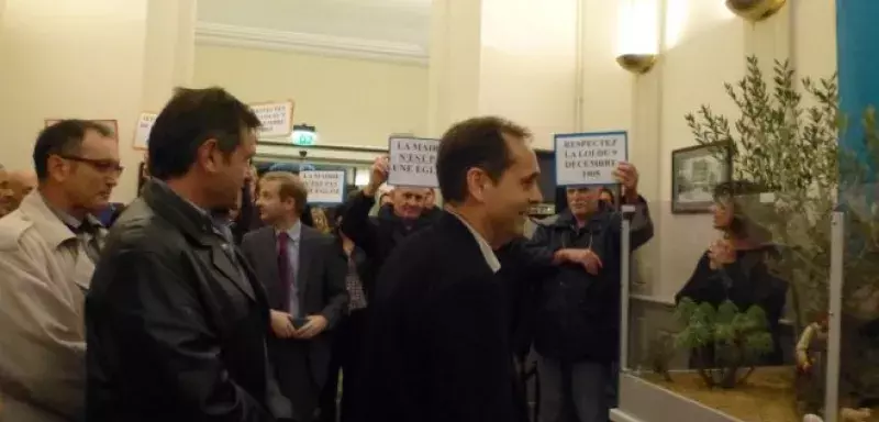 Robert Ménard impose une crèche à la mairie de Béziers, malgré le rappel à l'ordre du Préfet de Région Pierre de Bousquet. (DR)